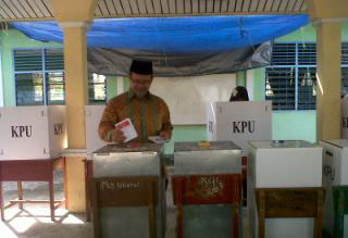 Sekda Burhanuddin Nyoblos di TPS 5 Desa Kelapapati